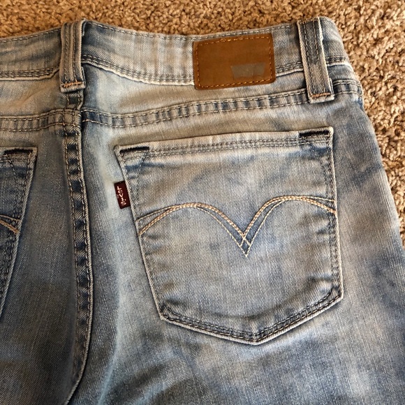 Levi’s Lightwash Jeans - Picture 5 of 8